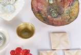Diversas peças, sendo 6 bowls de vidro trabalha... - Diversas peças, sendo 6 bowls de vidro trabalhado; centro de mesa com folhas trabalhadas; 3 porta copos; bowls feitio folha vermelha.