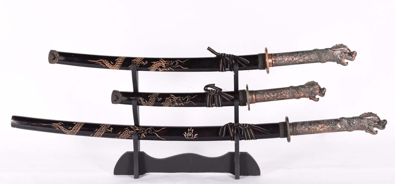 Três espadas orientais com suporte de madeira. - foto 1 de 5