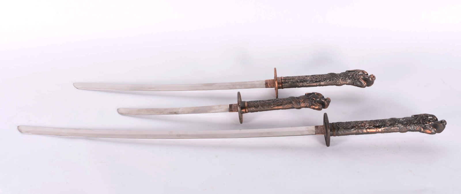 Três espadas orientais com suporte de madeira. - foto 2 de 5