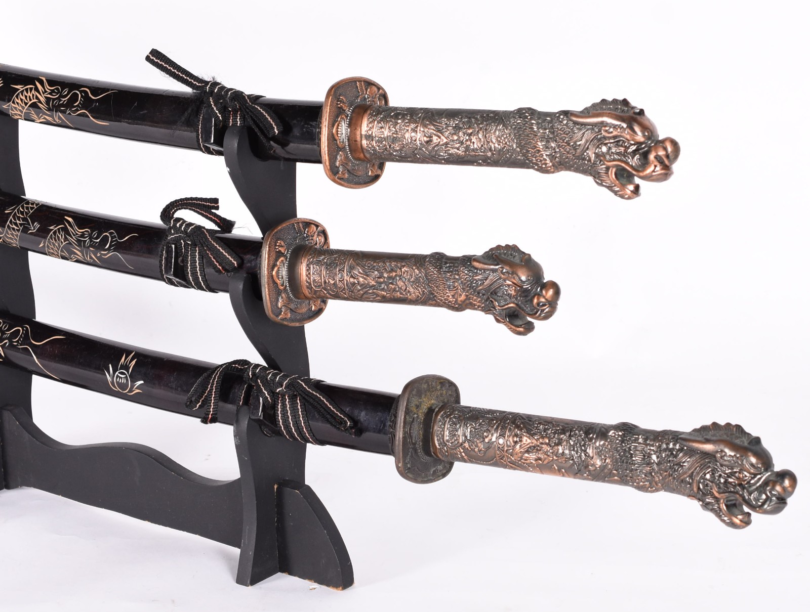 Três espadas orientais com suporte de madeira. - foto 3 de 5