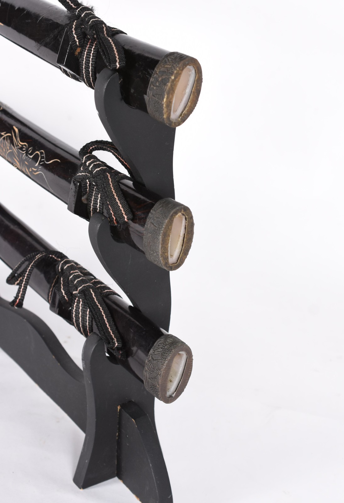 Três espadas orientais com suporte de madeira. - foto 4 de 5