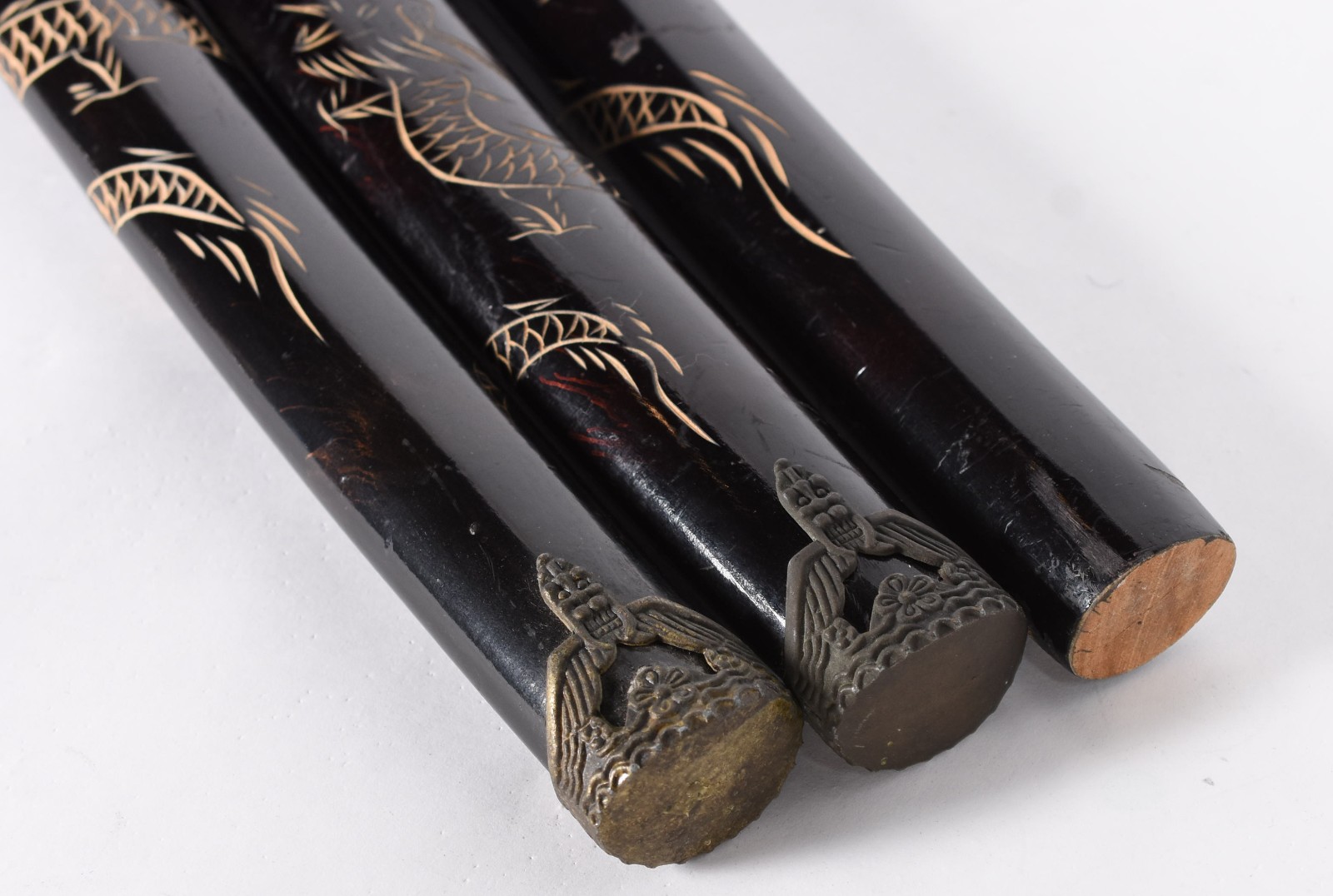 Três espadas orientais com suporte de madeira. - foto 5 de 5