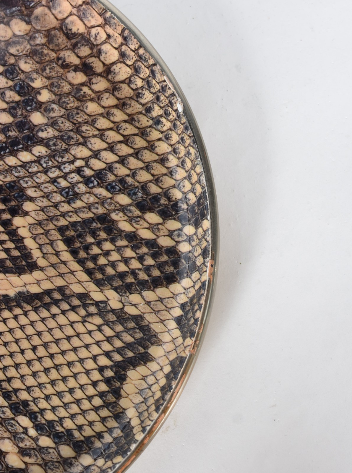 Três peças, sendo bandeja de metal "pele de cobra" e pequena bandeja... - foto 3 de 4