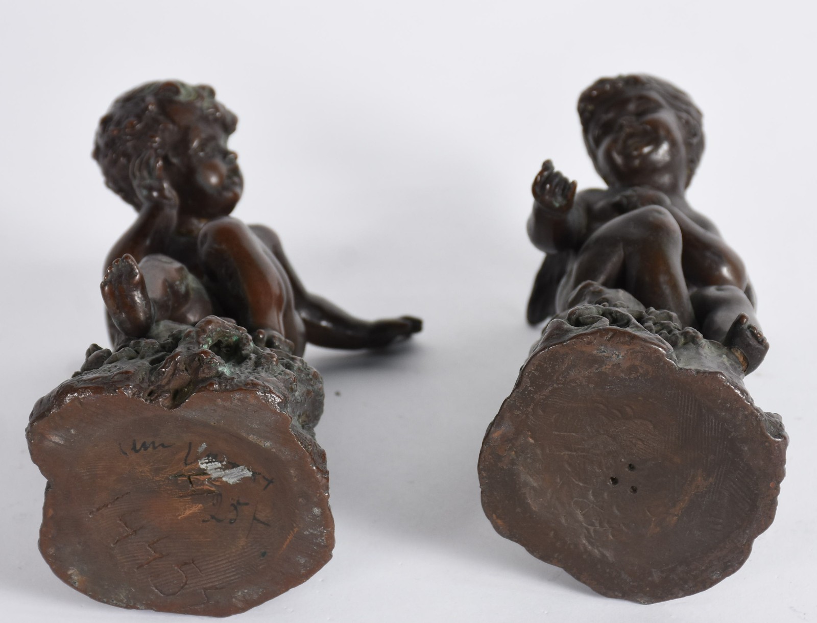 Par de anjos de petit bronze, uma cabeça quebrada e colada. - foto 7 de 7