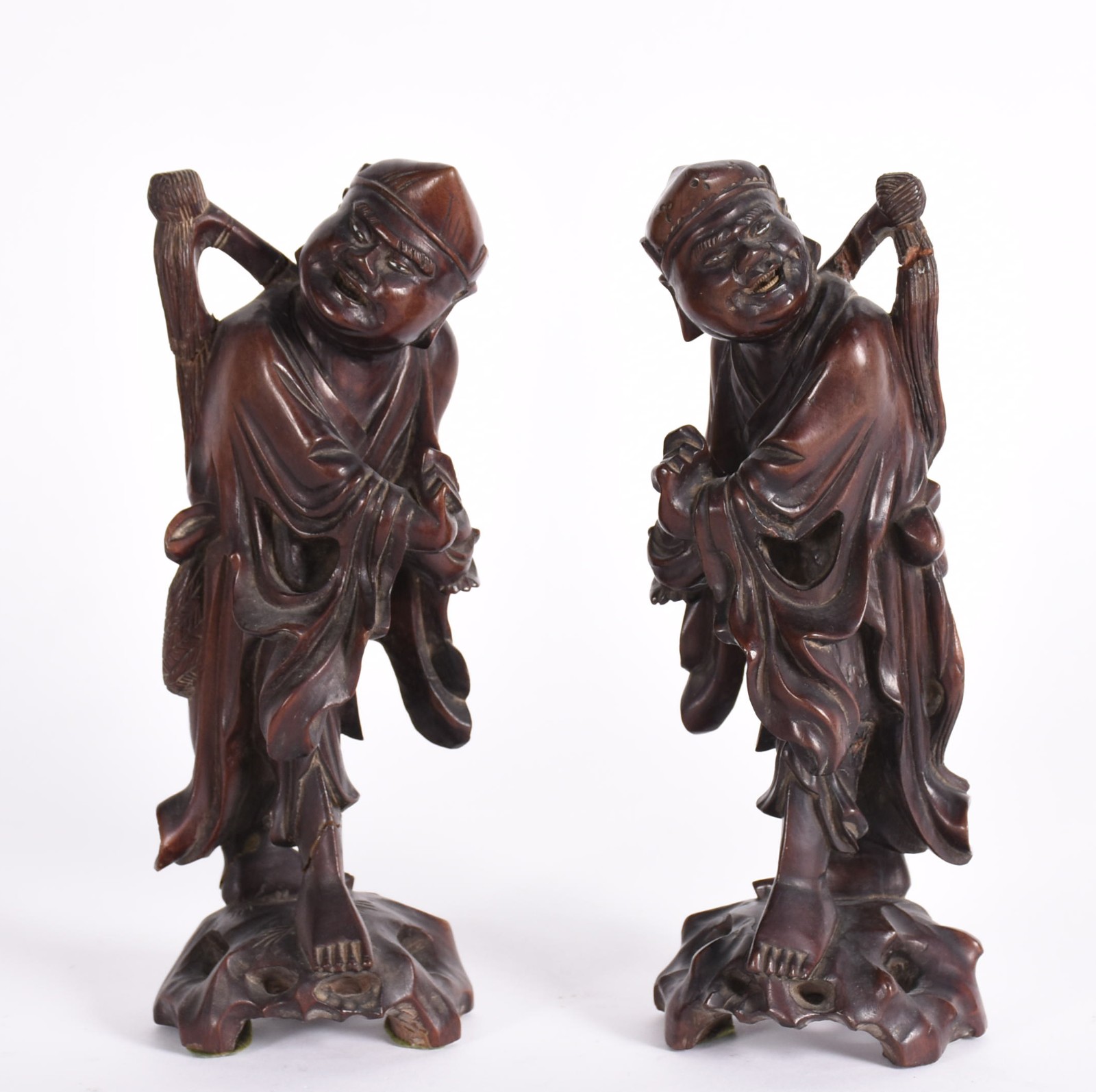Par de figuras orientais de madeira, partes coladas. - foto 1 de 6
