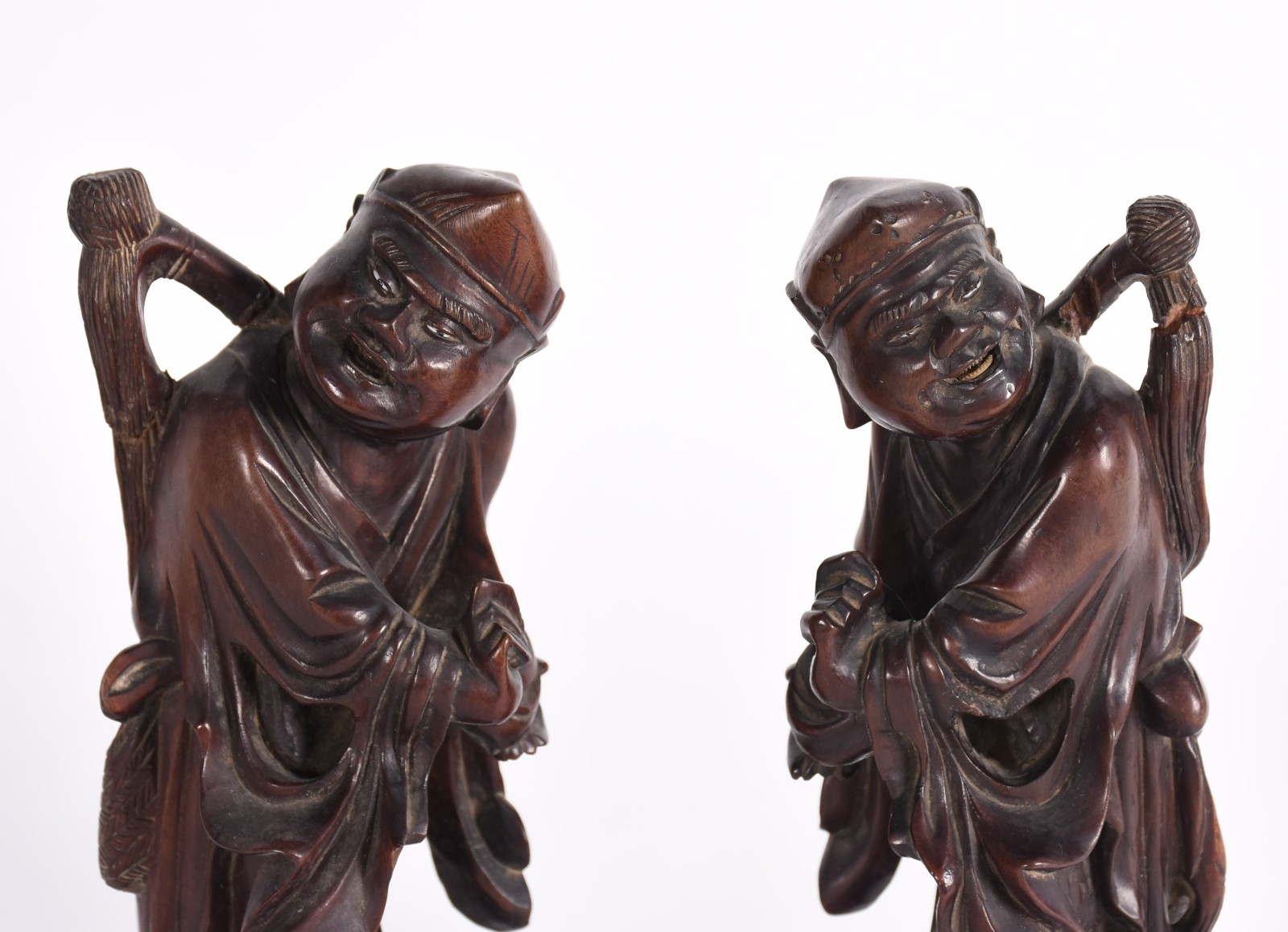 Par de figuras orientais de madeira, partes coladas. - foto 2 de 6