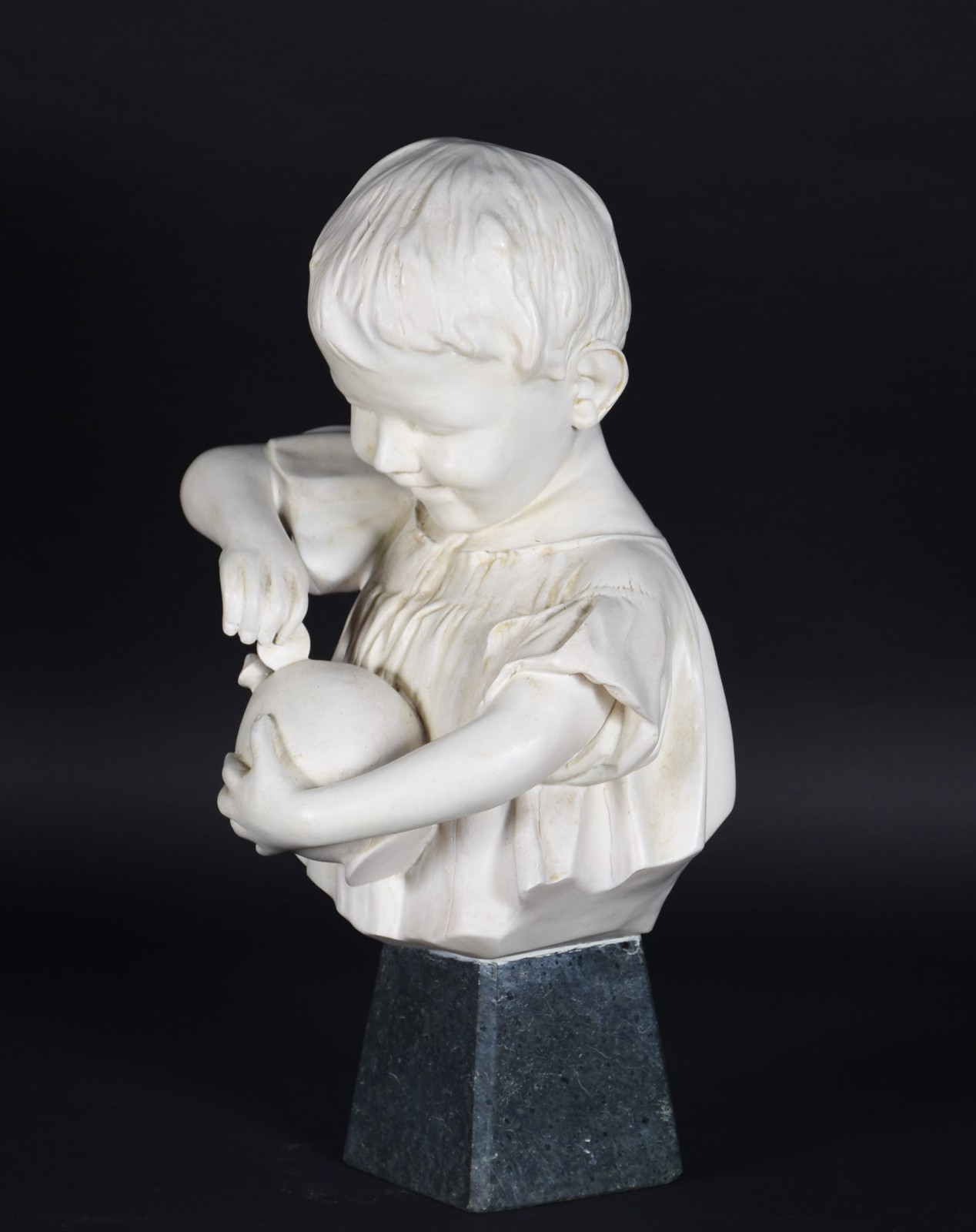 Escultura de resina representando criança com base de mármore. - foto 1 de 5