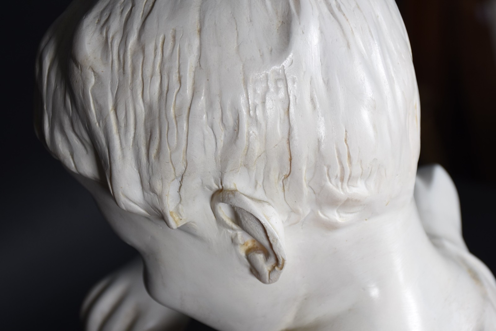 Escultura de resina representando criança com base de mármore. - foto 5 de 5