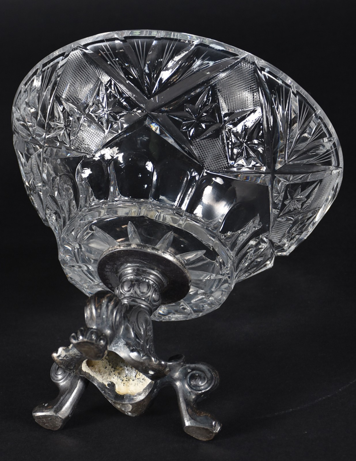 Compoteira de cristal lapidado com base de metal. - foto 4 de 4