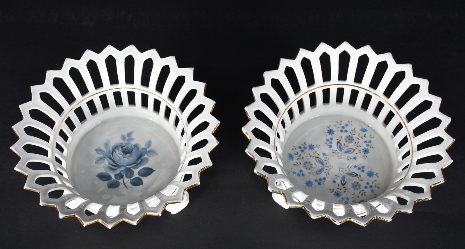 Par de fruteiras de porcelana branca, laterais vazados, fundo com... - foto 1 de 5