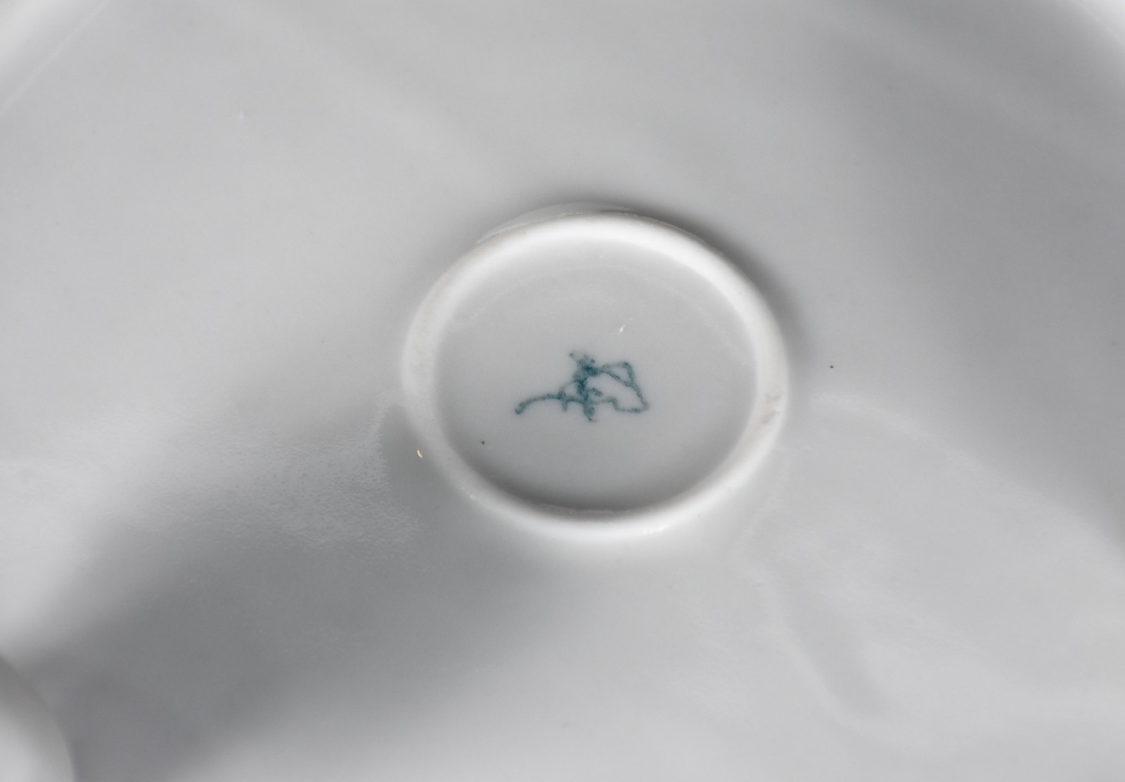 Par de fruteiras de porcelana branca, laterais vazados, fundo com... - foto 5 de 5