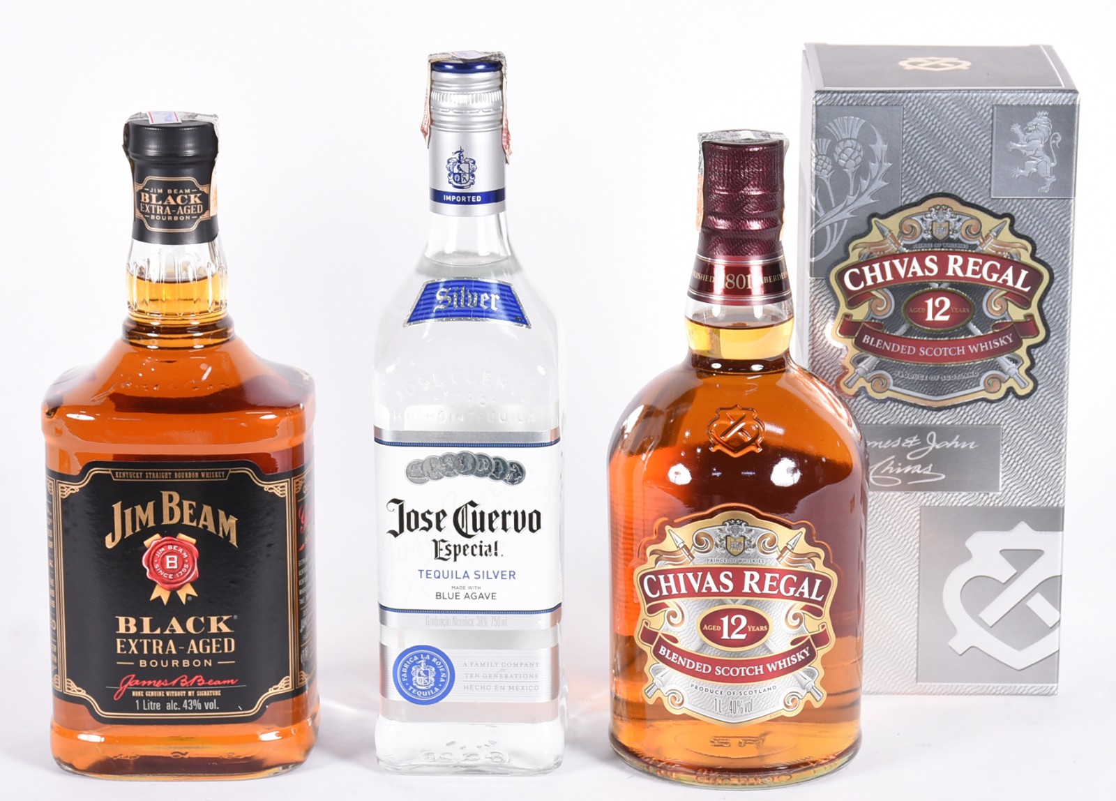 Três garrafas, sendo tequila José Cuervo, chivas 12 anos e Jeam Beam. - foto 1 de 7