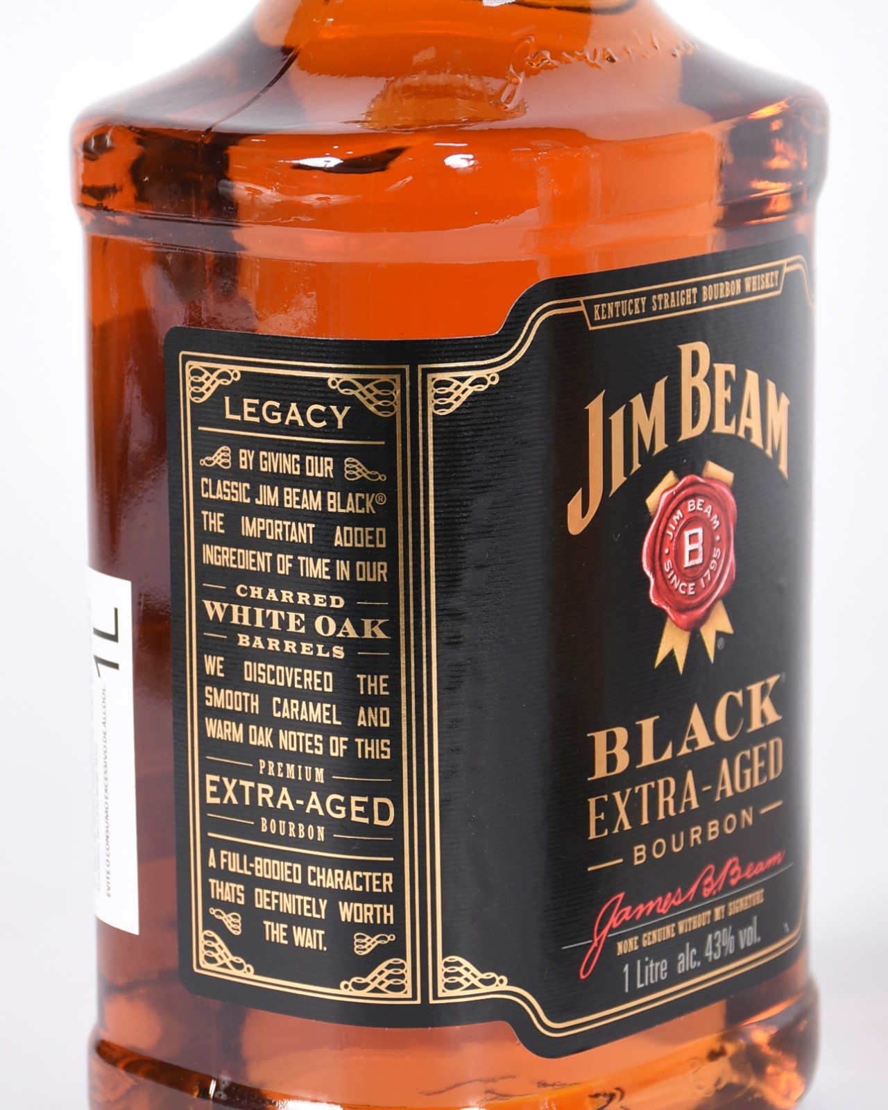 Três garrafas, sendo tequila José Cuervo, chivas 12 anos e Jeam Beam. - foto 2 de 7
