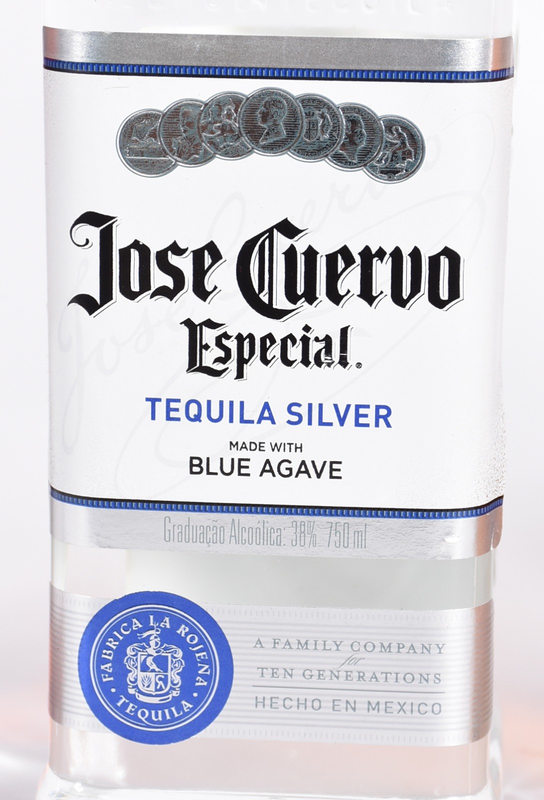 Três garrafas, sendo tequila José Cuervo, chivas 12 anos e Jeam Beam. - foto 6 de 7