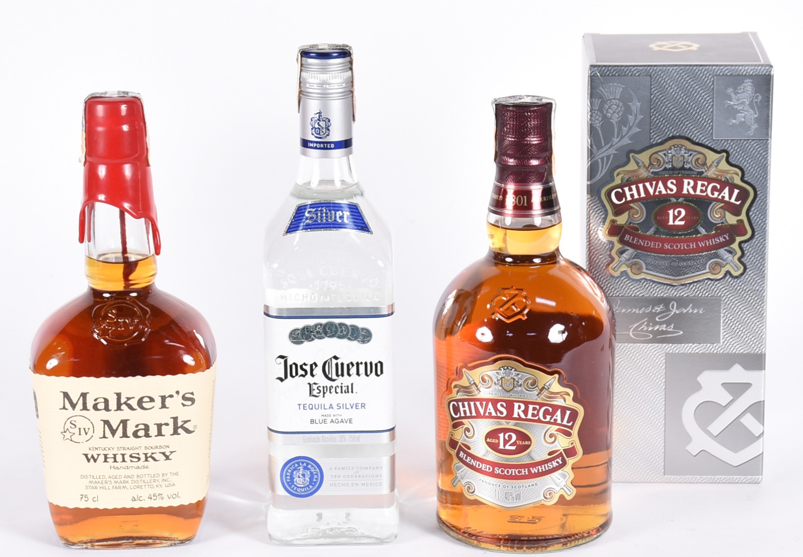 Três garrafas de bebidas, sendo: Whisky Makers Mark, Whisky Chivas 12... - foto 1 de 8