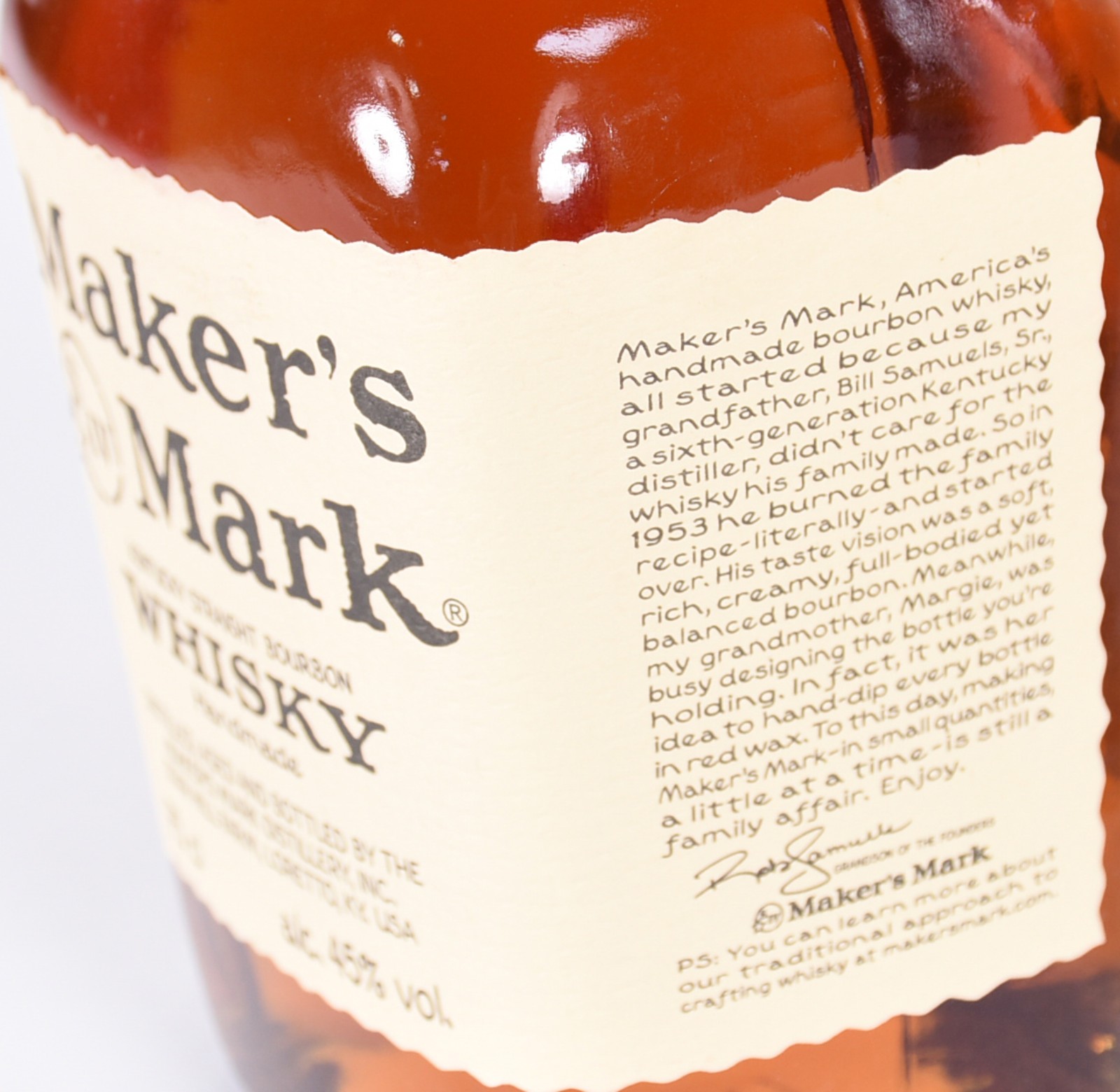 Três garrafas de bebidas, sendo: Whisky Makers Mark, Whisky Chivas 12... - foto 2 de 8