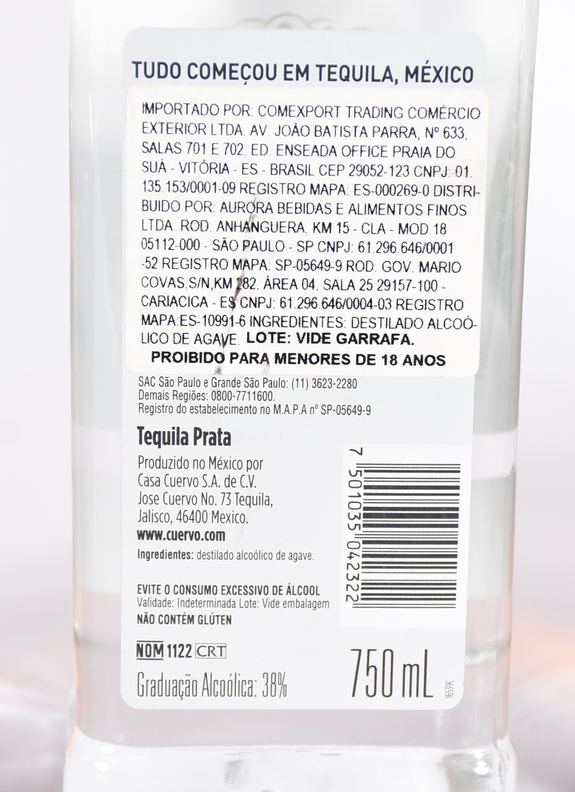 Três garrafas de bebidas, sendo: Whisky Makers Mark, Whisky Chivas 12... - foto 7 de 8