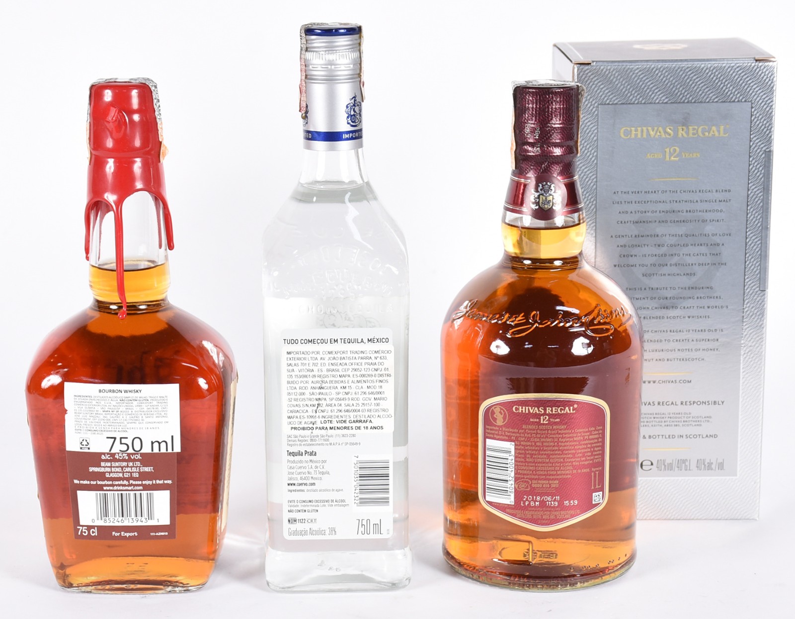 Três garrafas de bebidas, sendo: Whisky Makers Mark, Whisky Chivas 12... - foto 8 de 8