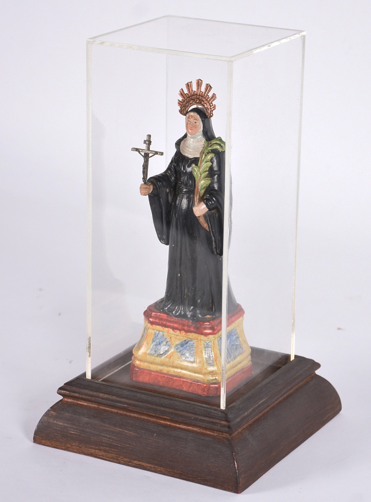 Imagem de porcelana policromada, acompanha base de madeira e "caixa"... - foto 1 de 7