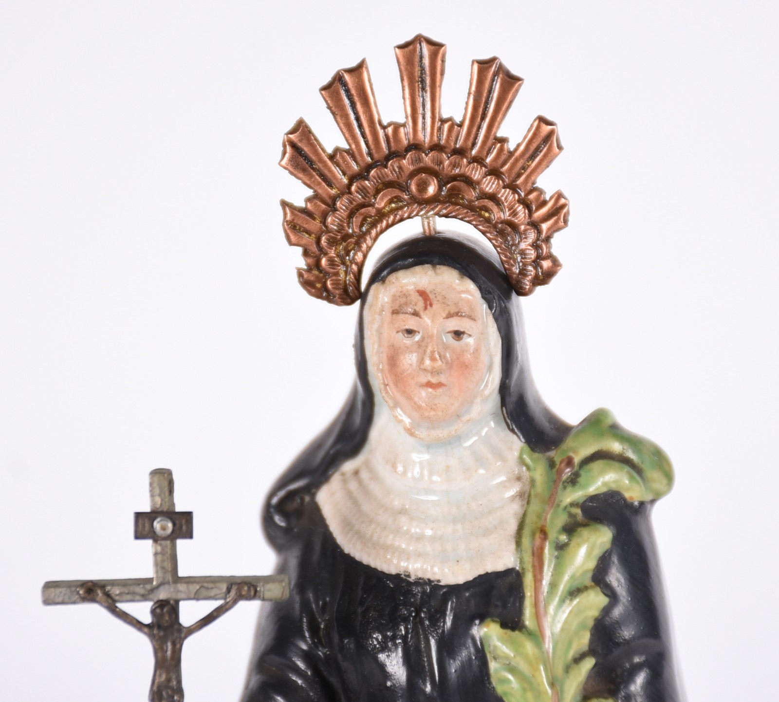 Imagem de porcelana policromada, acompanha base de madeira e "caixa"... - foto 3 de 7