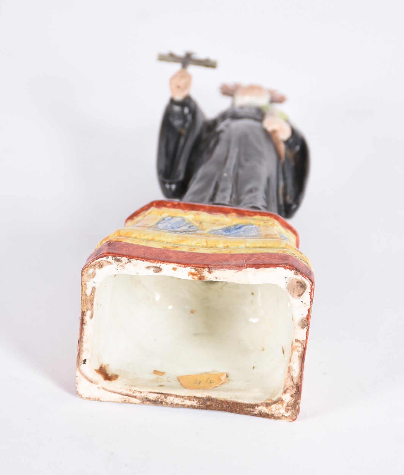 Imagem de porcelana policromada, acompanha base de madeira e "caixa"... - foto 6 de 7