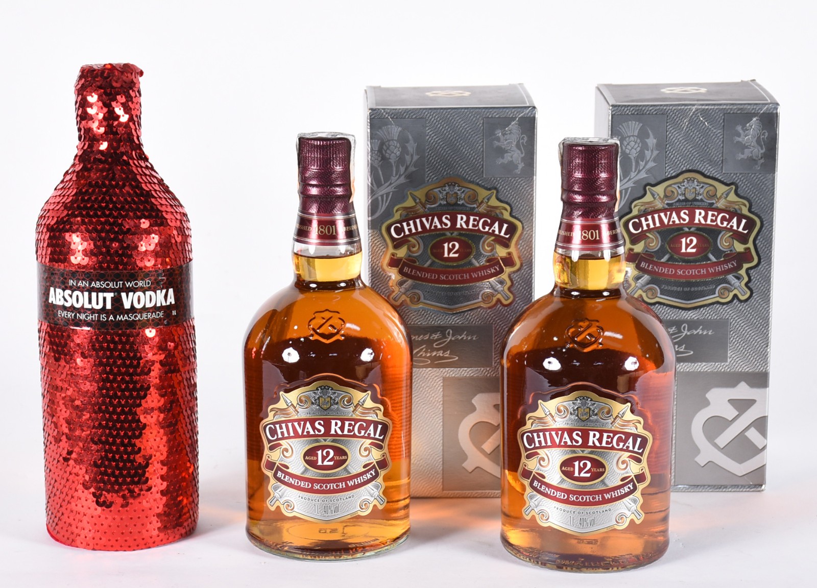 Três garrafas de bebidas, sendo: Vodka Absolut e 2 whiskys Chivas 12... - foto 1 de 3