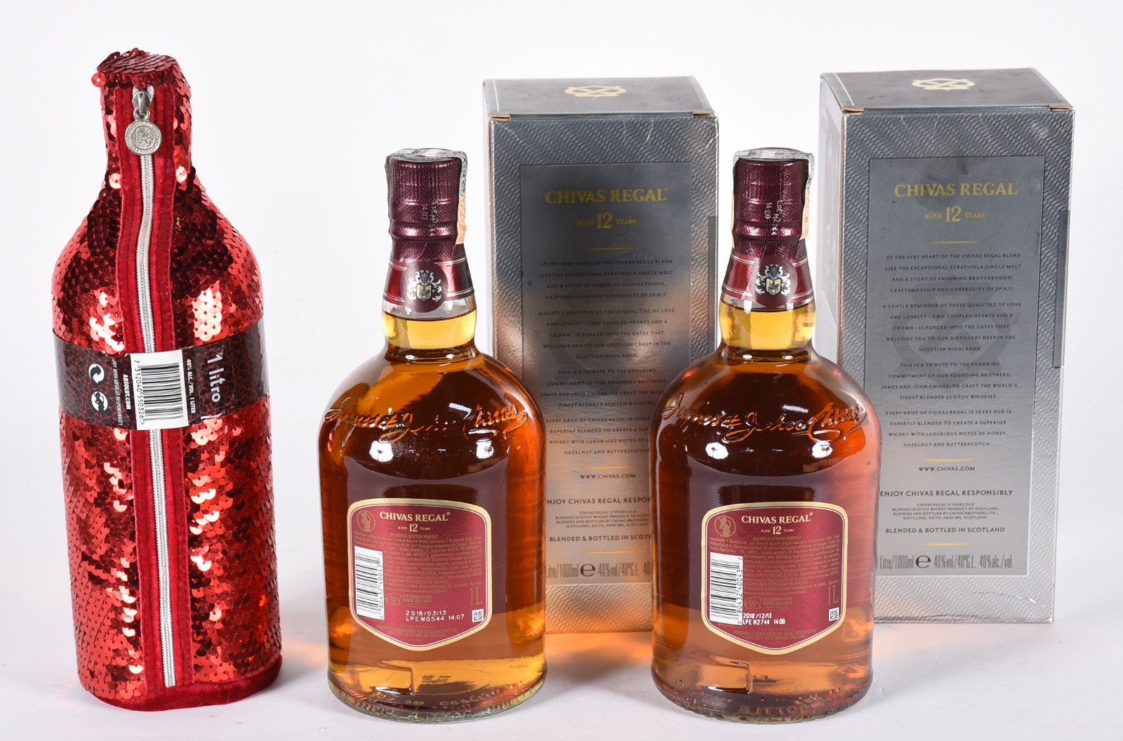 Três garrafas de bebidas, sendo: Vodka Absolut e 2 whiskys Chivas 12... - foto 2 de 3