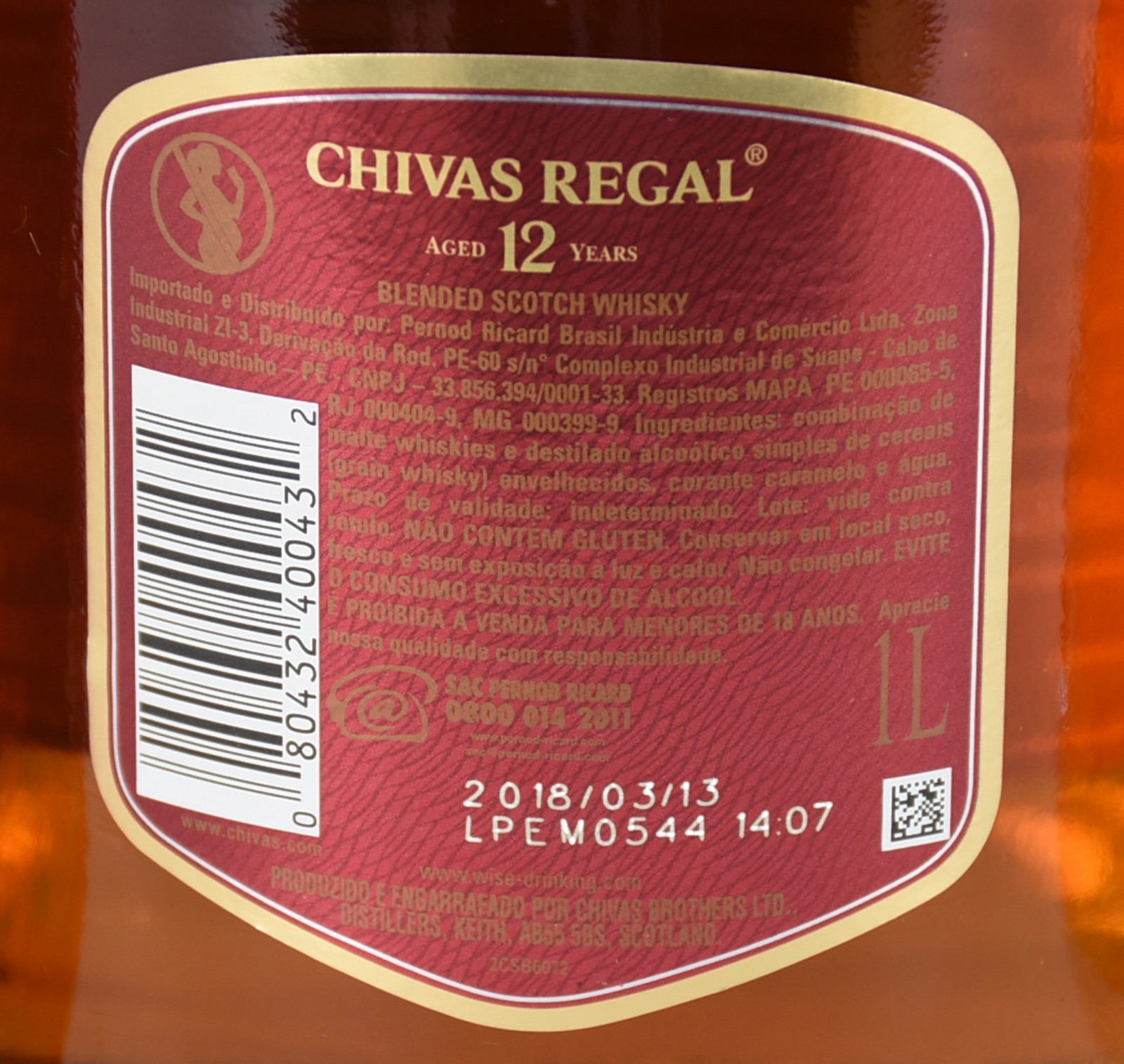 Três garrafas de bebidas, sendo: Vodka Absolut e 2 whiskys Chivas 12... - foto 3 de 3