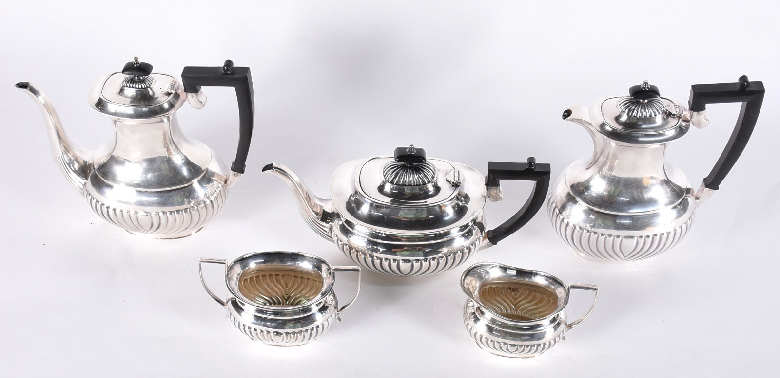 Baixela para chá e café de metal prateado inglês composto de: 3... - foto 1 de 5