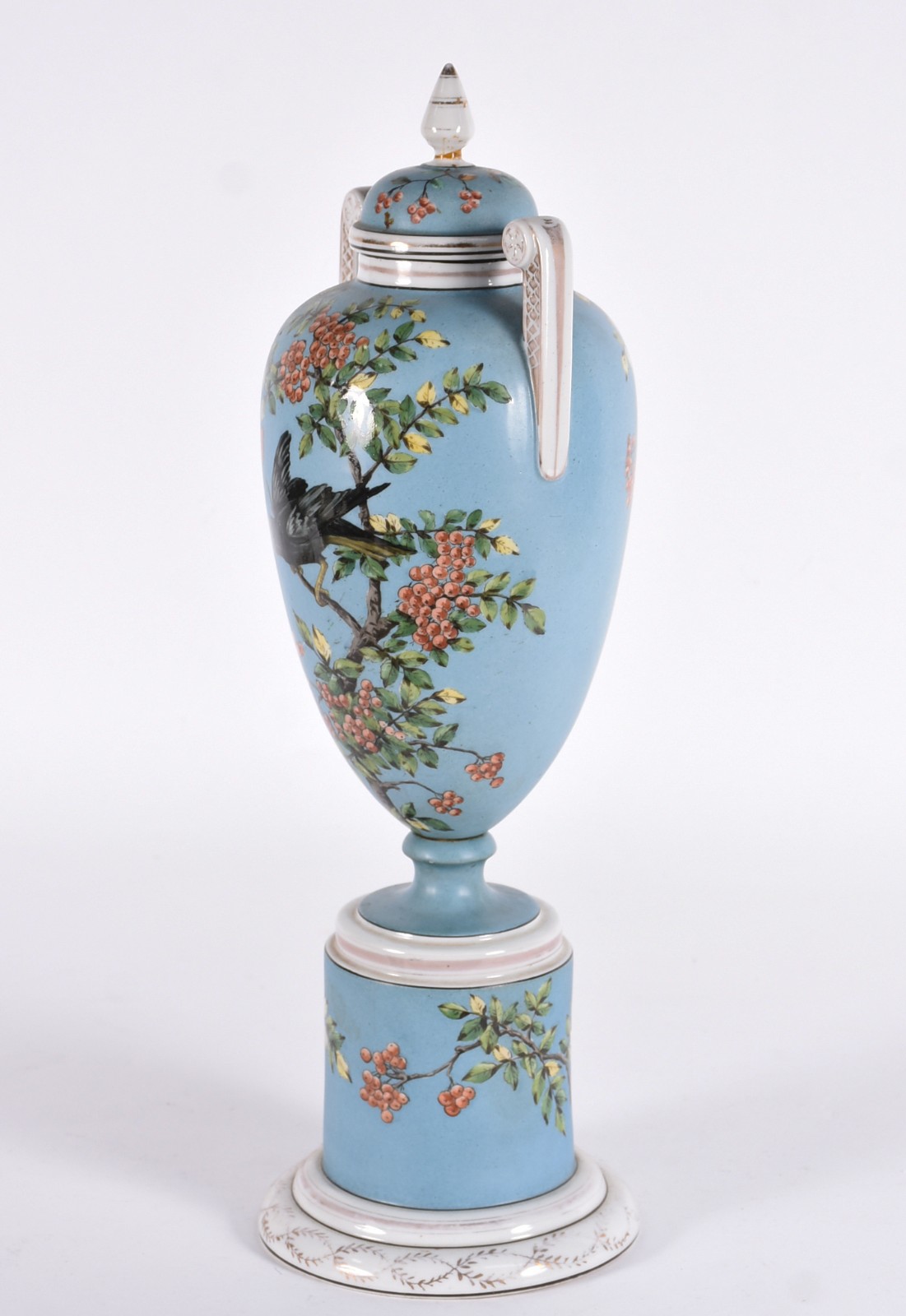 Ânfora de porcelana na cor azul com flores em policromia, pega da... - foto 1 de 6