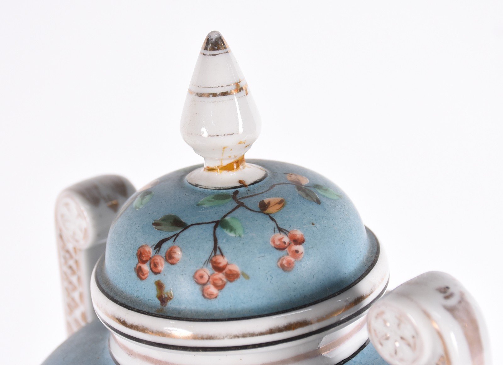 Ânfora de porcelana na cor azul com flores em policromia, pega da... - foto 4 de 6