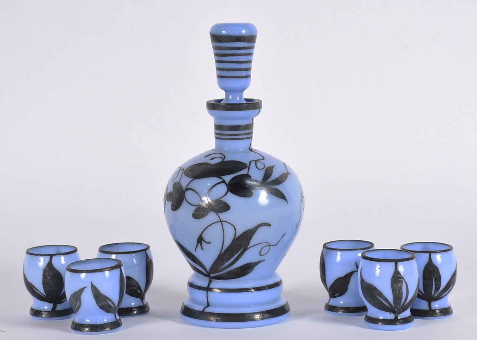 Licoreira de opalina azul com flores cinzas e 6 copinhos. - foto 1 de 4