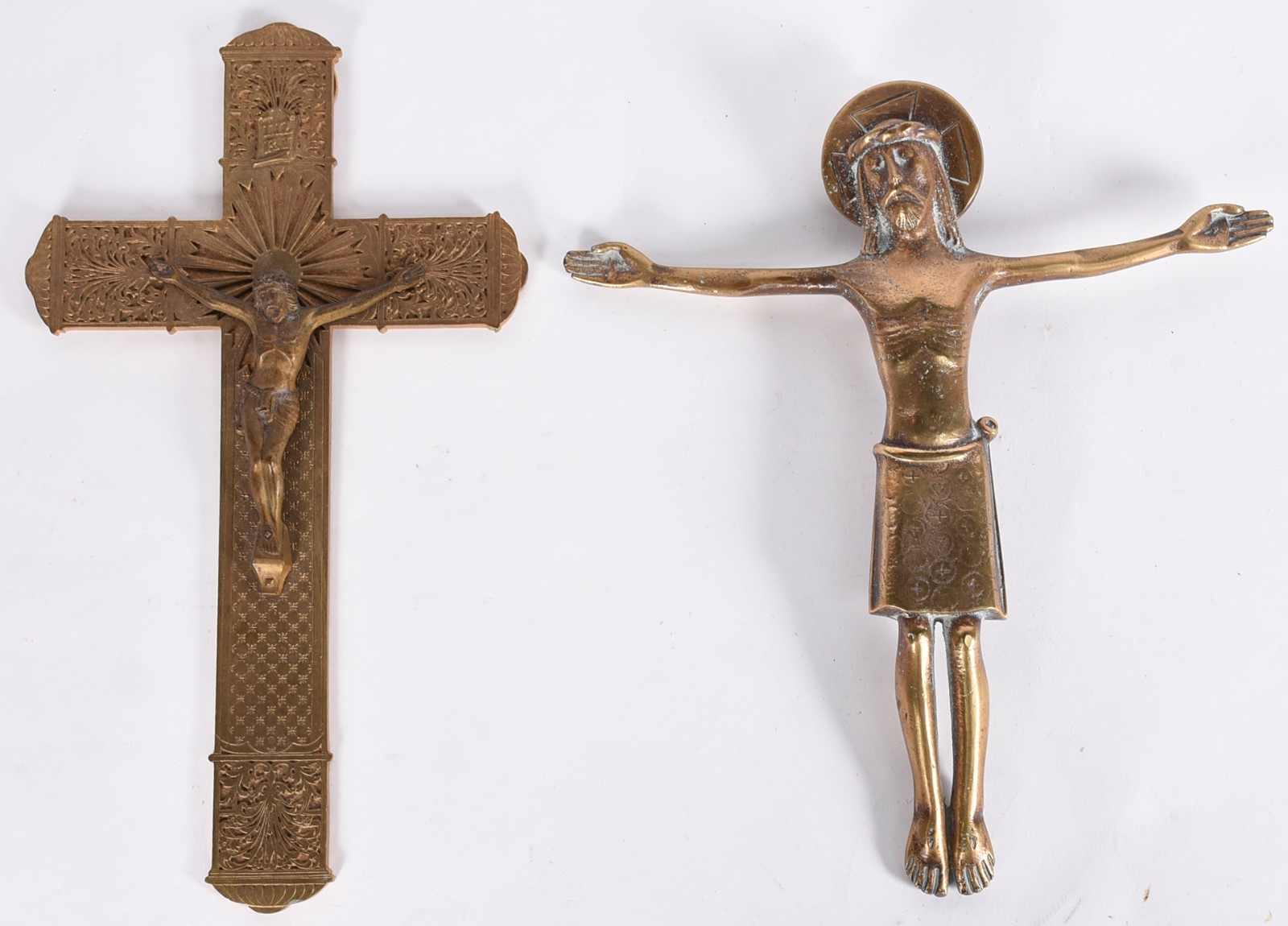 Duas peças sacras de bronze, sendo crucifixo com Cristo e Cristo. - foto 1 de 4