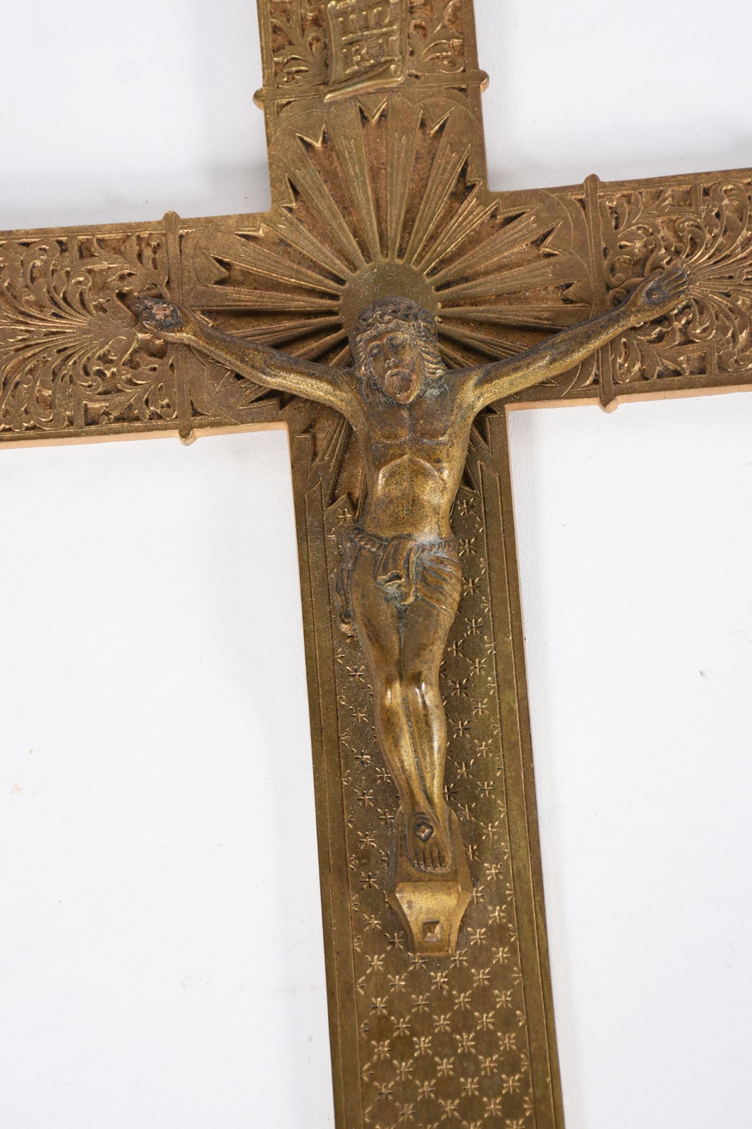 Duas peças sacras de bronze, sendo crucifixo com Cristo e Cristo. - foto 3 de 4