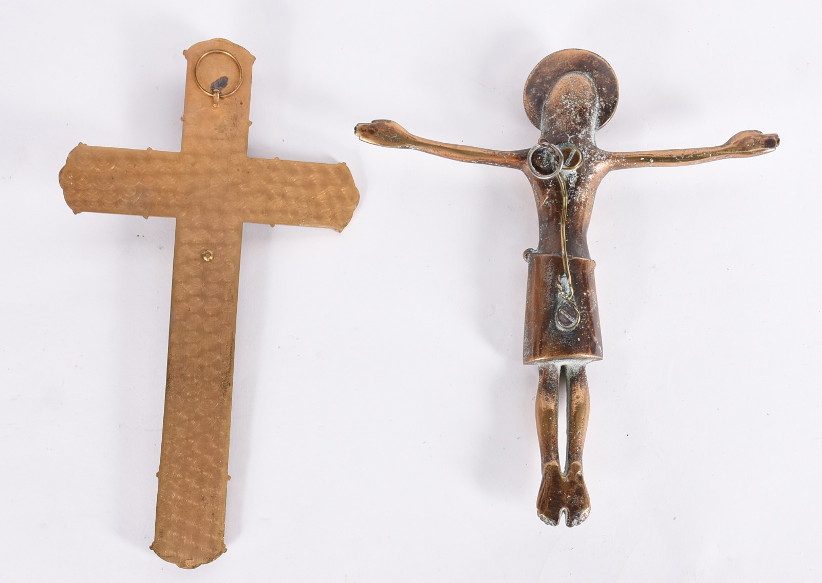 Duas peças sacras de bronze, sendo crucifixo com Cristo e Cristo. - foto 4 de 4