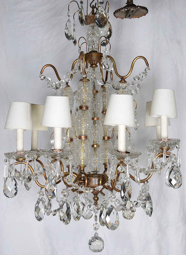 Belíssimo lustre de cristal com estrutura de metal dourado, para 8...