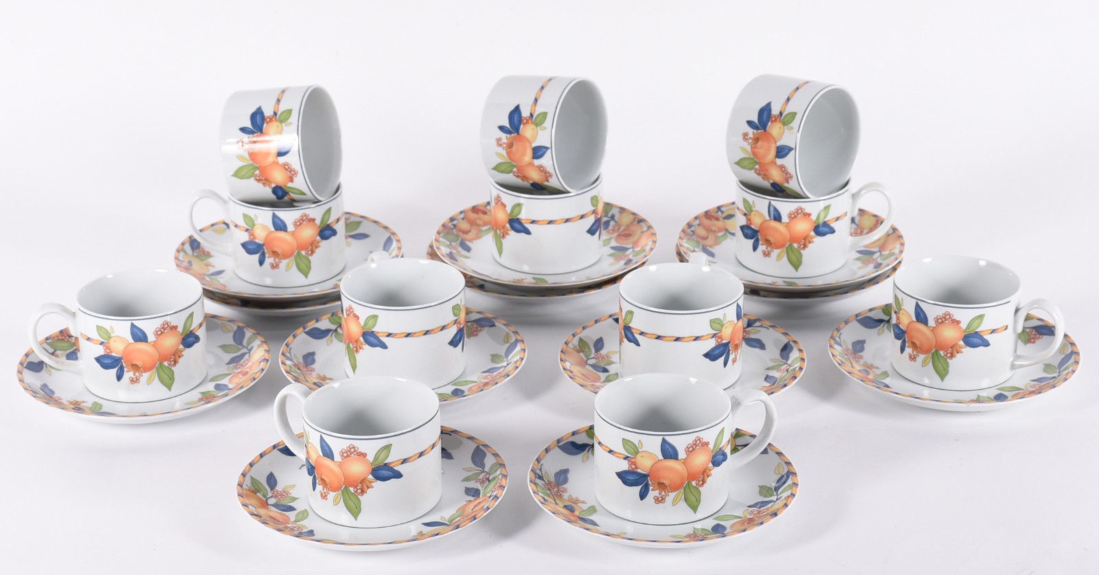 Doze xícaras para chá com pires de porcelana portuguesa Vista Alegre. - foto 1 de 5