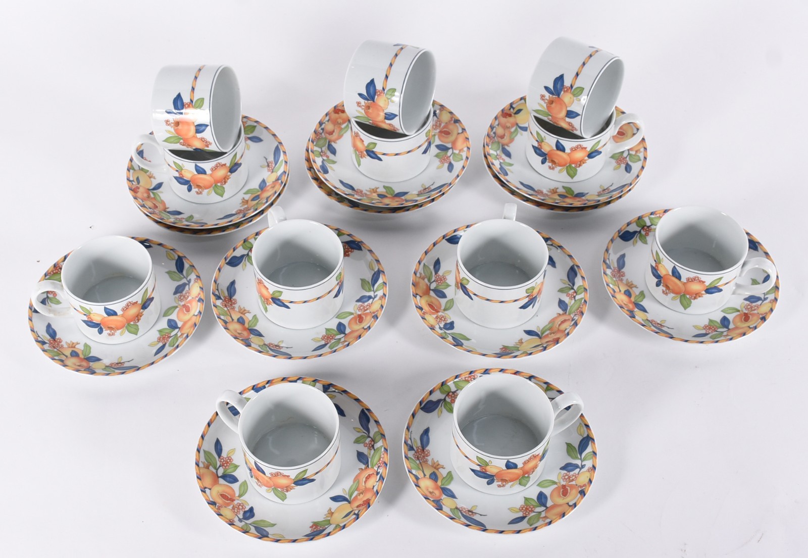 Doze xícaras para chá com pires de porcelana portuguesa Vista Alegre. - foto 2 de 5