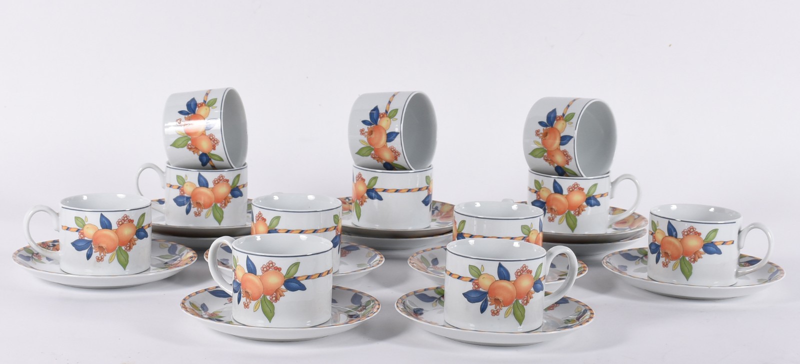 Doze xícaras para chá com pires de porcelana portuguesa Vista Alegre. - foto 3 de 5