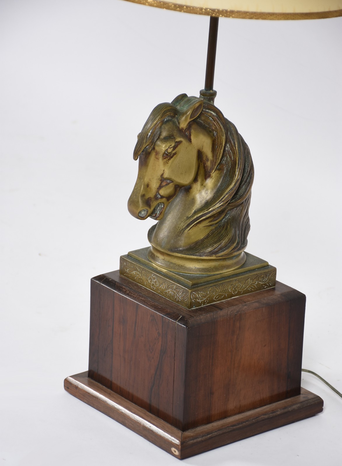 Abatjour com base representando cabeça de cavalo em bronze. - foto 2 de 4