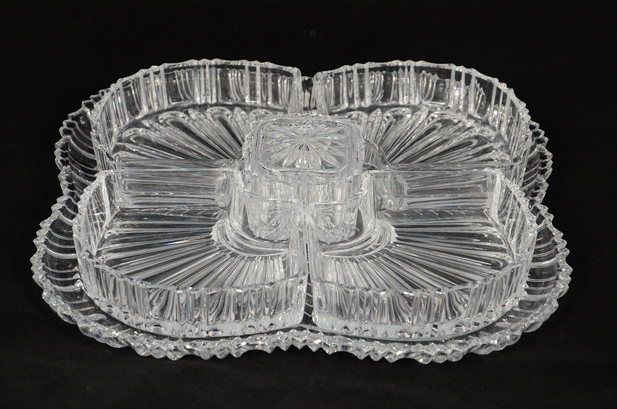 Petisqueira de cristal tcheco com cinco recipientes e presentoir.