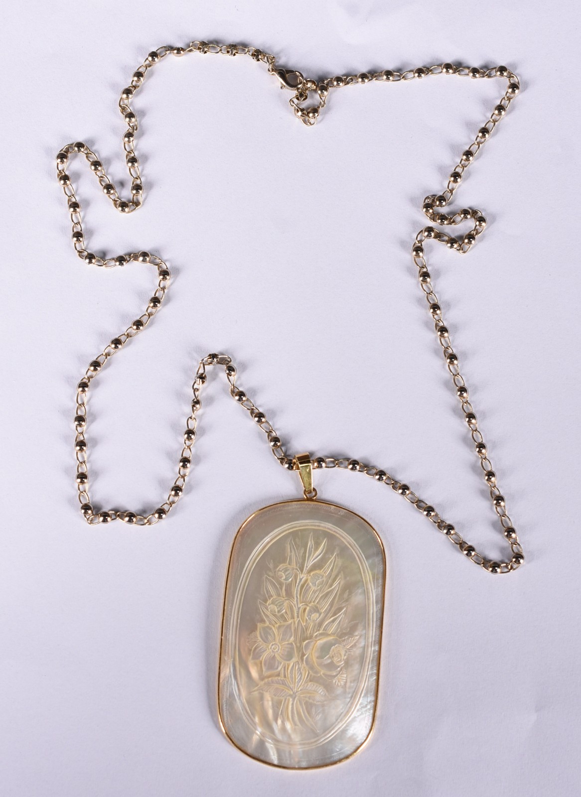Cordão com pendente em madre perola flores em relevo com ouro 18 k... - foto 2 de 4