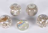 Peso de papel; 4 bolas decorativas de porcelana. - Peso de papel; 4 bolas decorativas de porcelana.