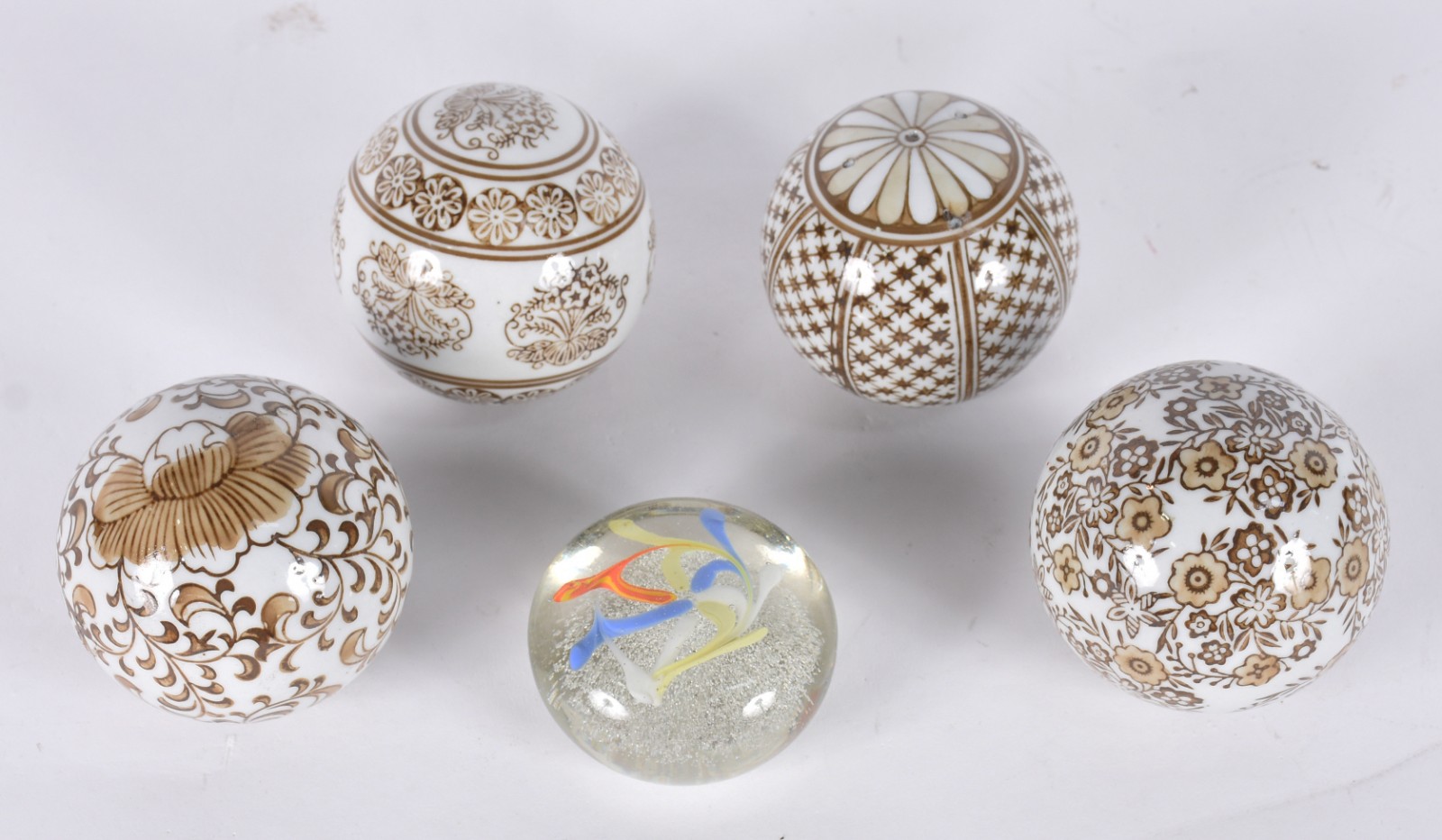 Peso de papel; 4 bolas decorativas de porcelana. - foto 1 de 4