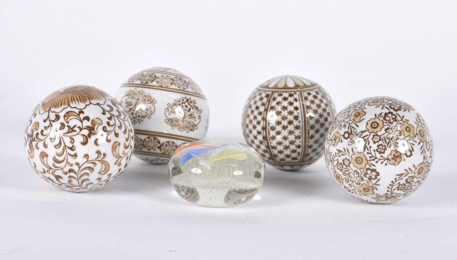 Peso de papel; 4 bolas decorativas de porcelana. - foto 2 de 4