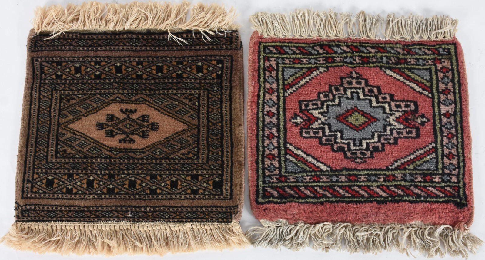 Dois tapetinhos orientais para cima de móvel. - foto 1 de 2