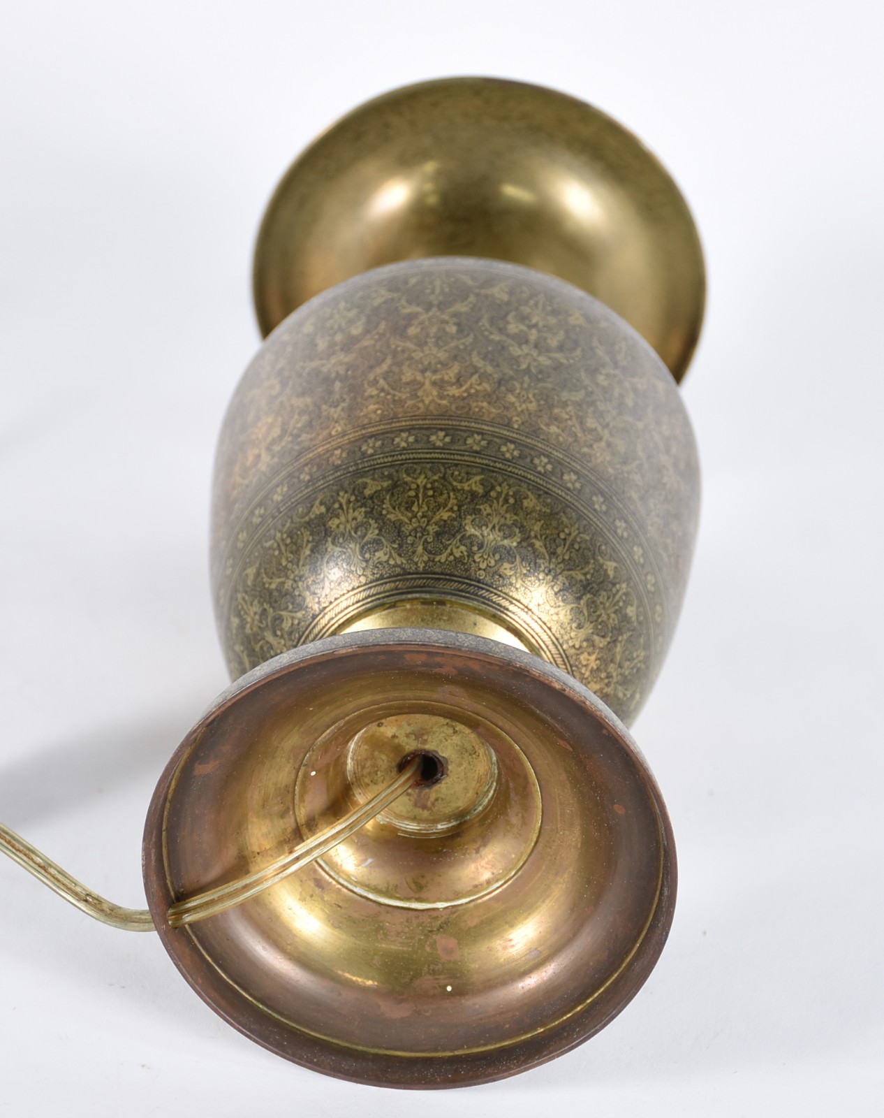 Abtajour com base em vaso indiano em metal, acompanha cúpula na cor... - foto 4 de 4