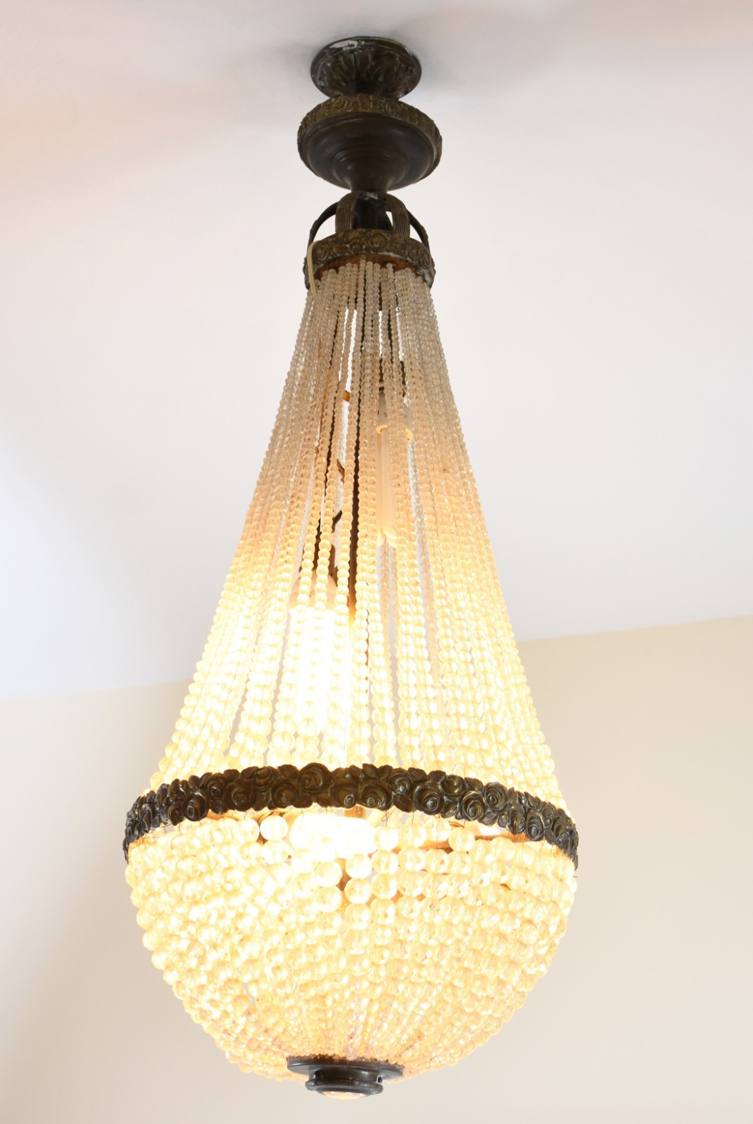 Lustre estilo Império com estrutura de metal dourado e contas de... - foto 1 de 3