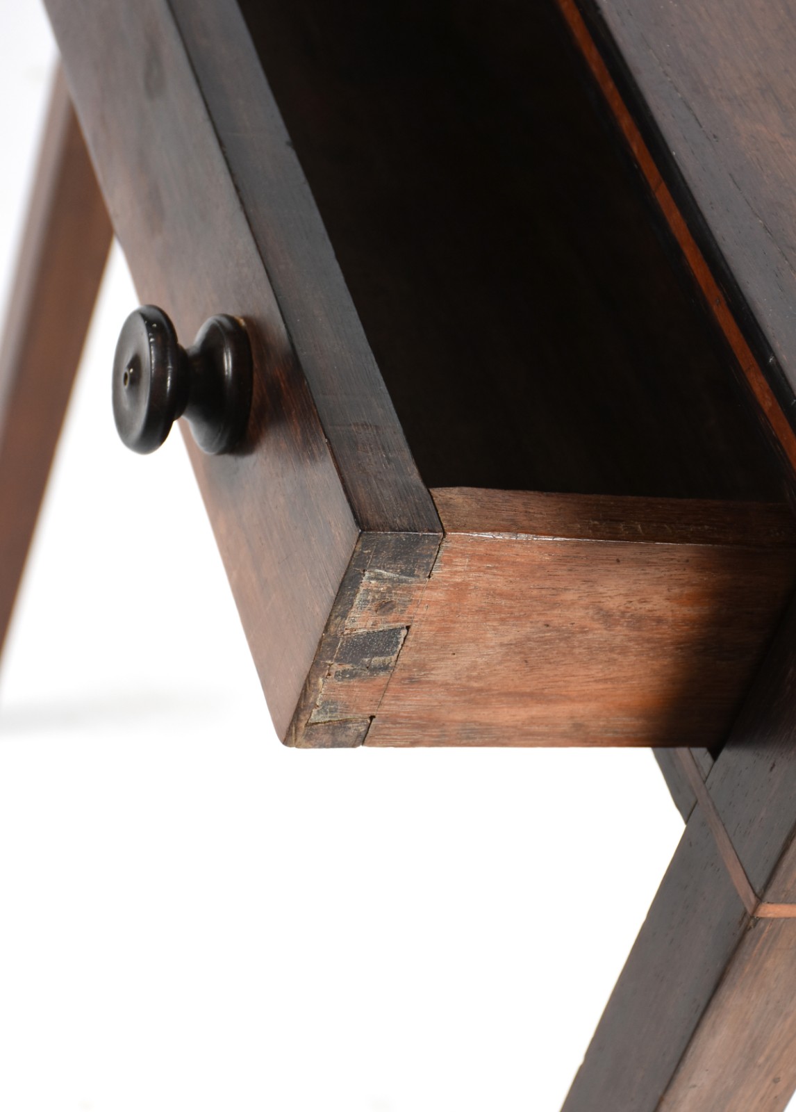 Mesa de encostar de madeira nobre com uma gaveta, tampo retangular e... - foto 4 de 5