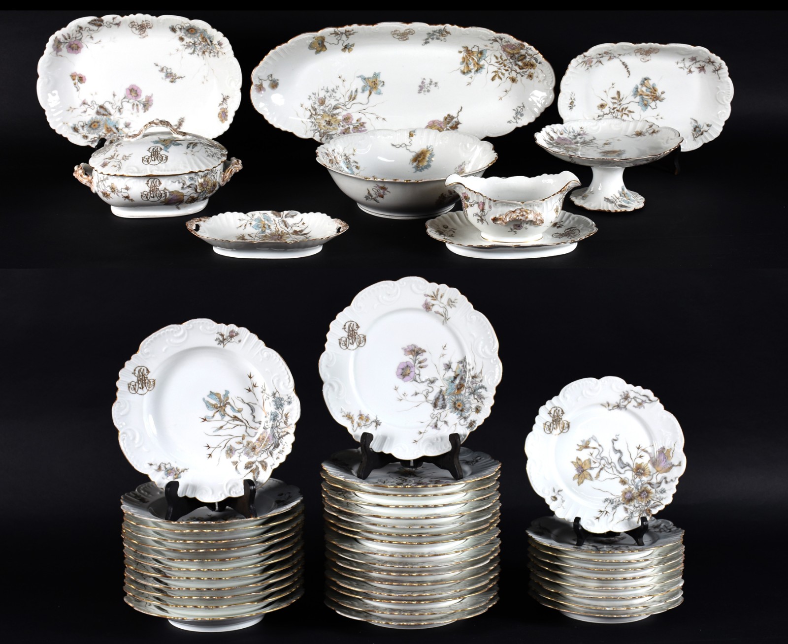 Belíssimo serviço de jantar de porcelana francesa, ricamente decorado... - foto 1 de 7